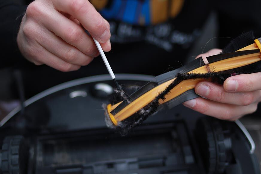 Hauptbürste des Yeedi Vac 2 Pro wird in den Händen gehalten  